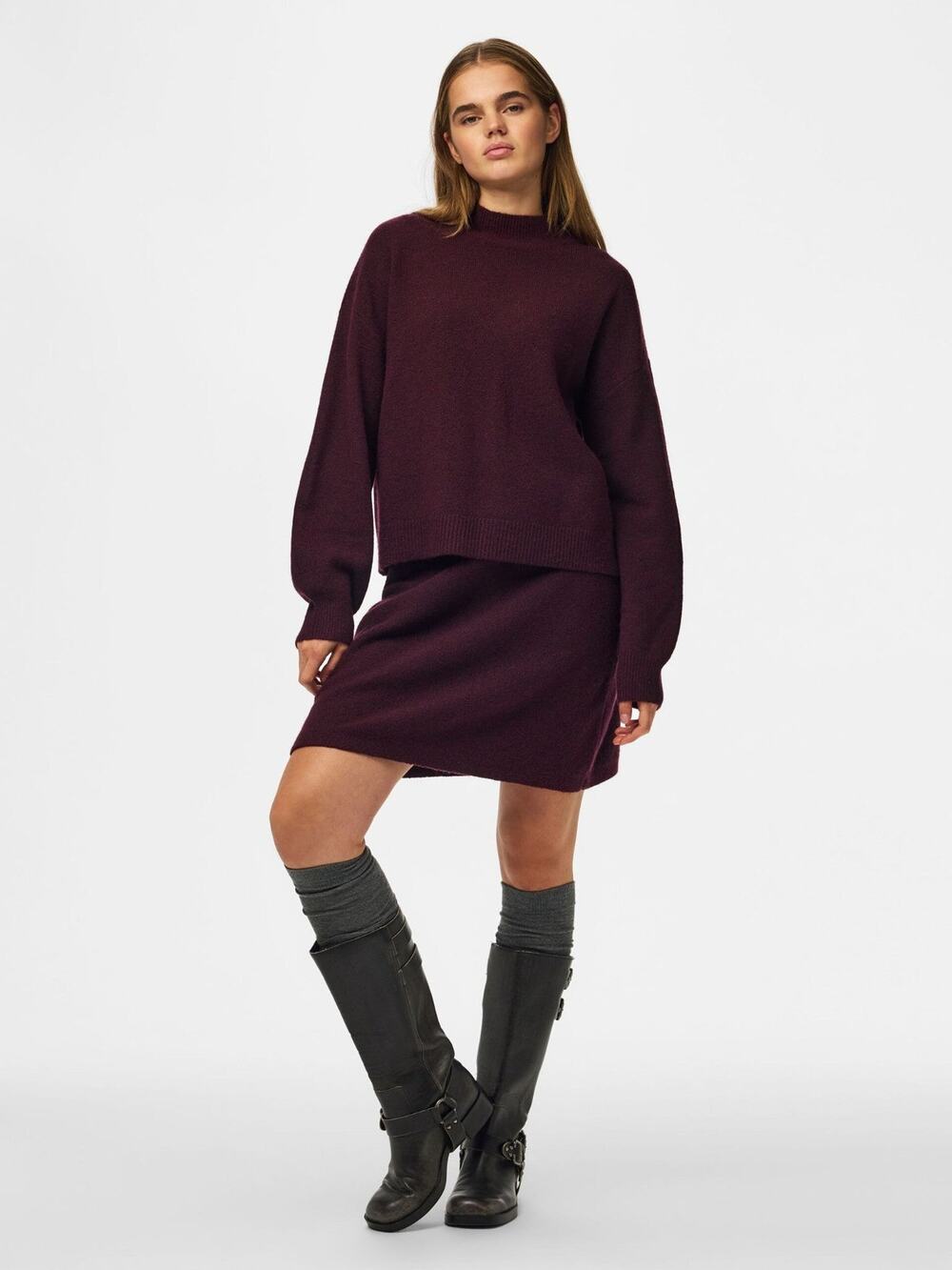 Banana Republic Oversized Turtleneck Cropped Sweater in Vino Rosso - M